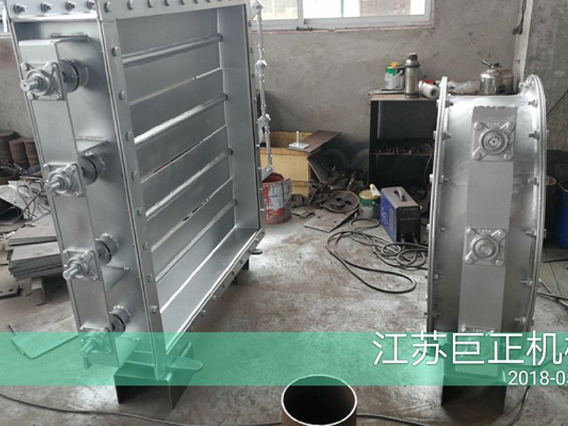 方形擋板門（寬7m），制作后期噴漆進行中