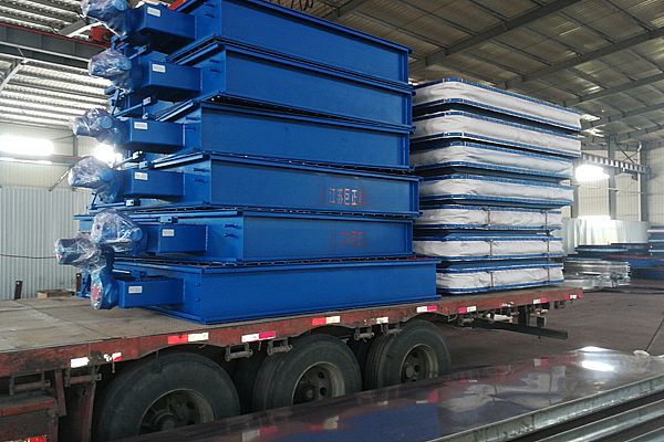 公司擋板門、膨脹節(jié)裝車過程中，準備發(fā)貨了